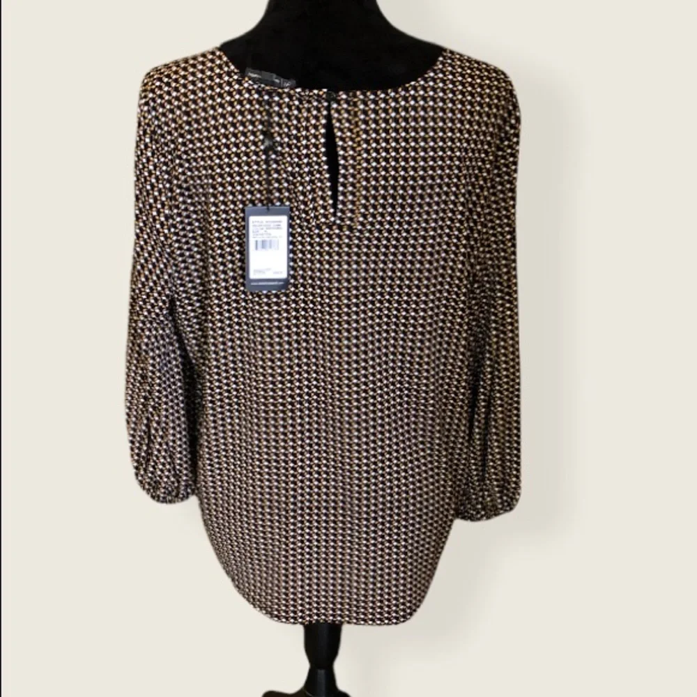 ✳️NEW✳️Geometric pattern blouse - Picture 2 of 3